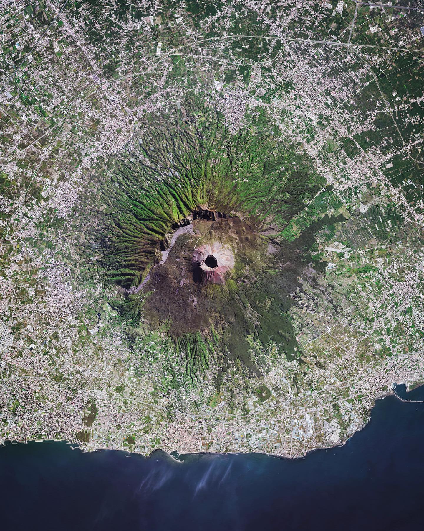 Fotografía cenital de satélite del monte Vesubio